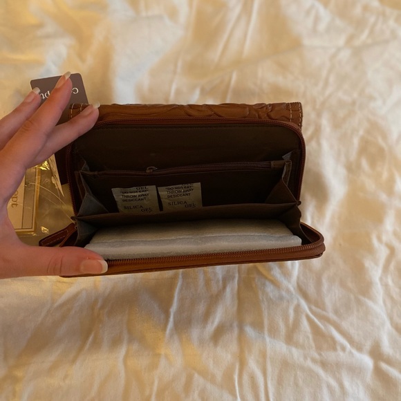 Concept Wallet from Kohl’s NWT - Picture 2 of 4